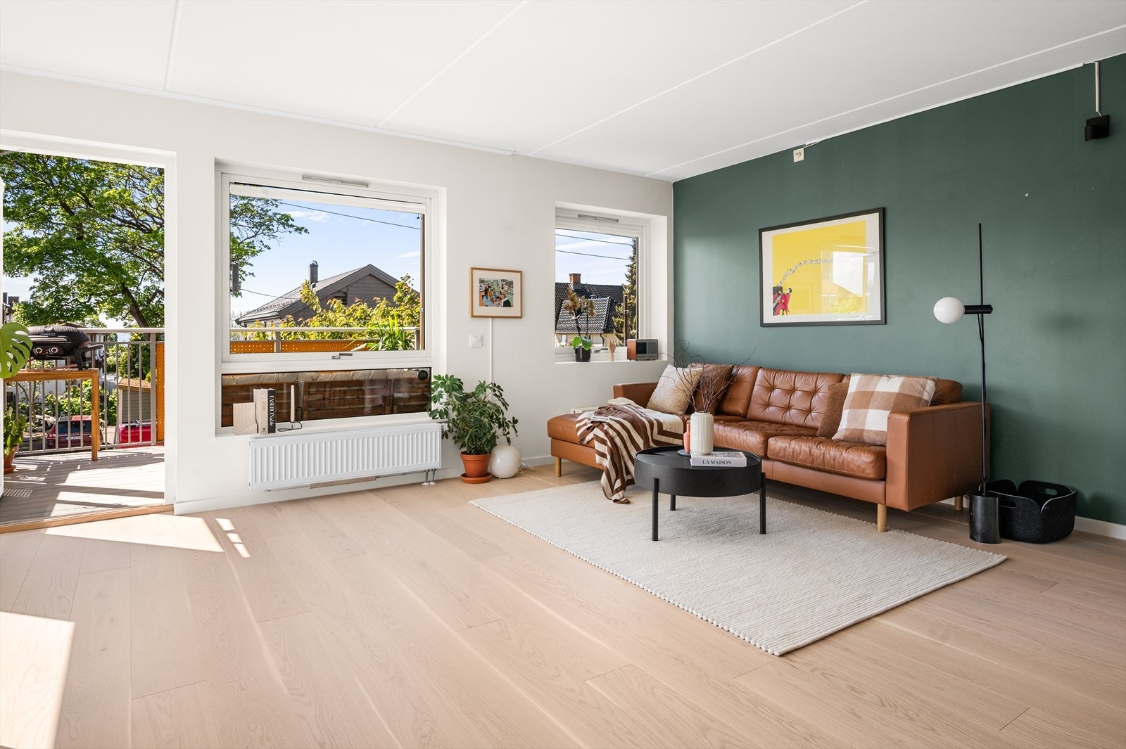 Stuen oppleves lyst og luftig, og kan enkelt møbleres med sofa, TV-møblement, spisebord og øvrig møblement. Galleribilde