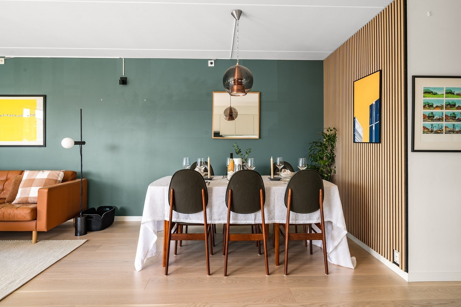 Det er god plass til å samle venner og familie til en hyggelig middag rundt spisebordet. Galleribilde