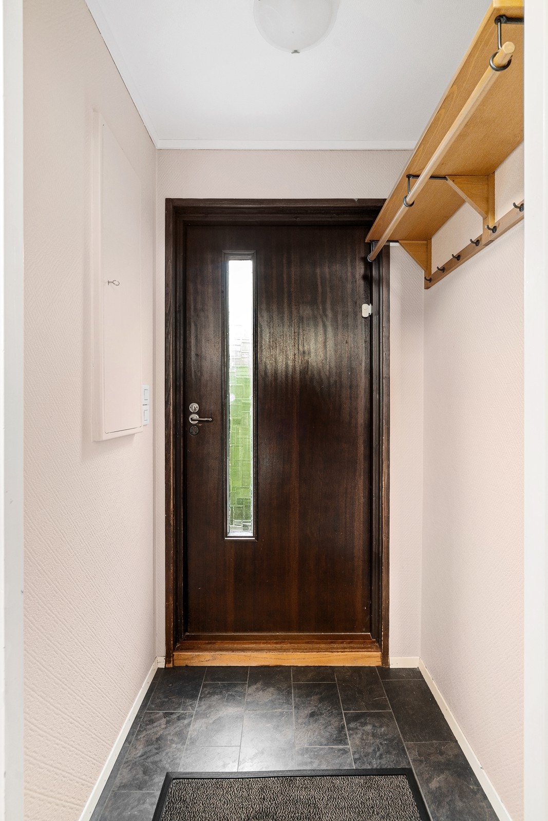 Velkommen inn! Hovedetasjen består av en romslig stue med egen spisestueavdeling, separat kjøkken, gang/entré, vaskerom og gjestetoalett. Galleribilde