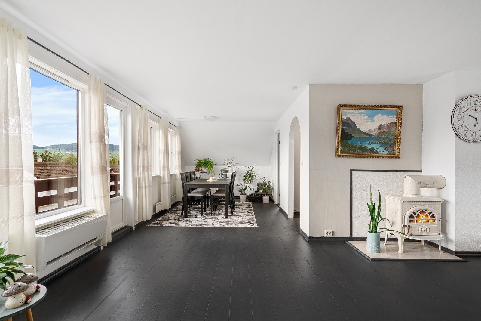 Store vindusflater gir rikelig med naturlig lys. Galleribilde