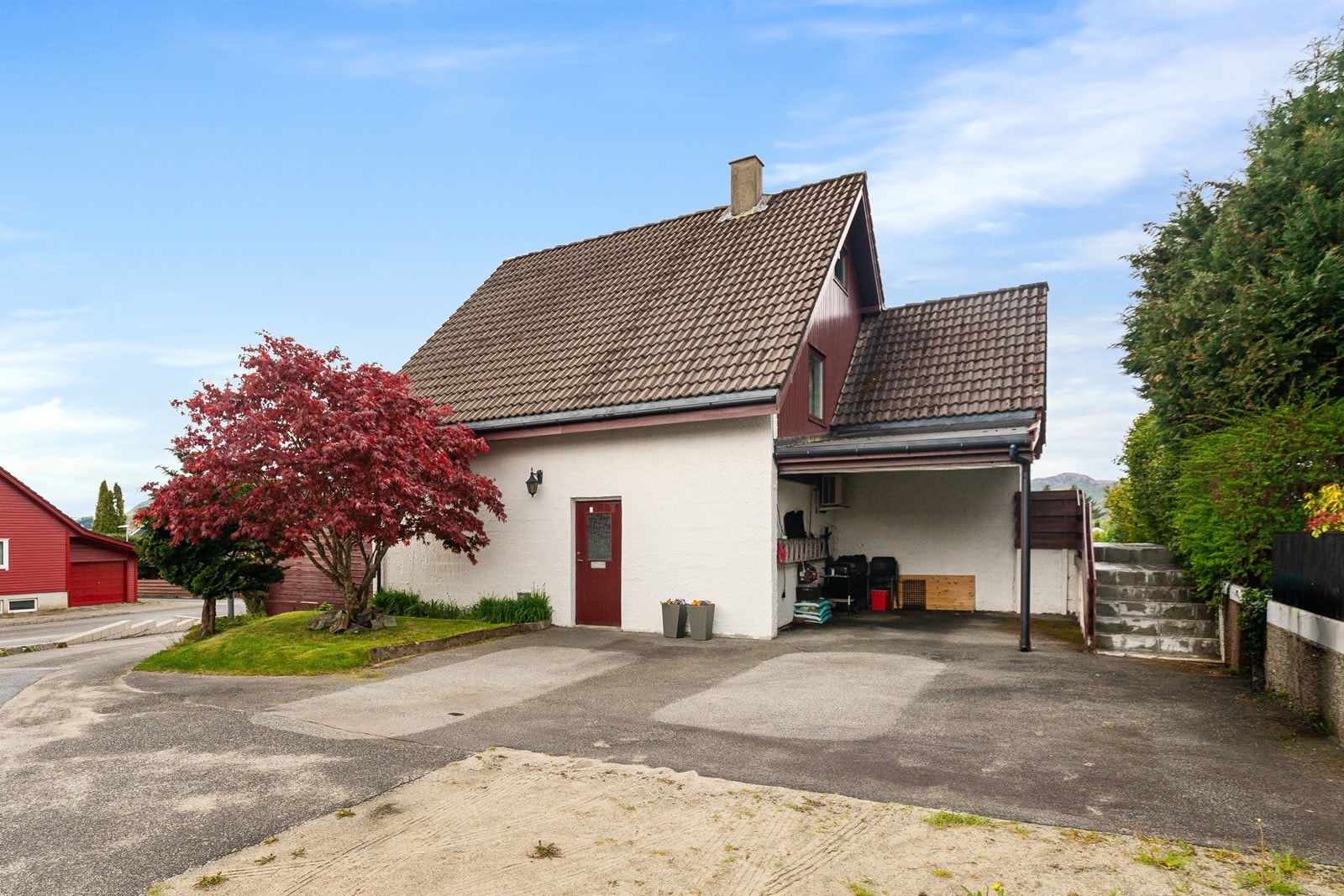 I gårdsrommet er det gode parkeringsmuligheter for flere biler, med enkel og lett adkomst til boligen. Galleribilde