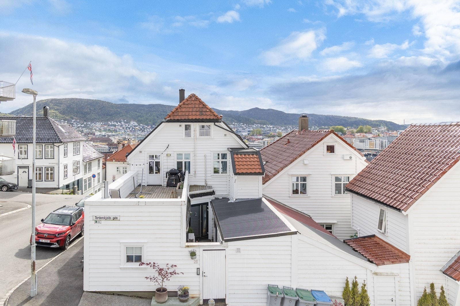 Utsikt mot det sjarmerende nabolaget fra den vestvendte altanen! Galleribilde