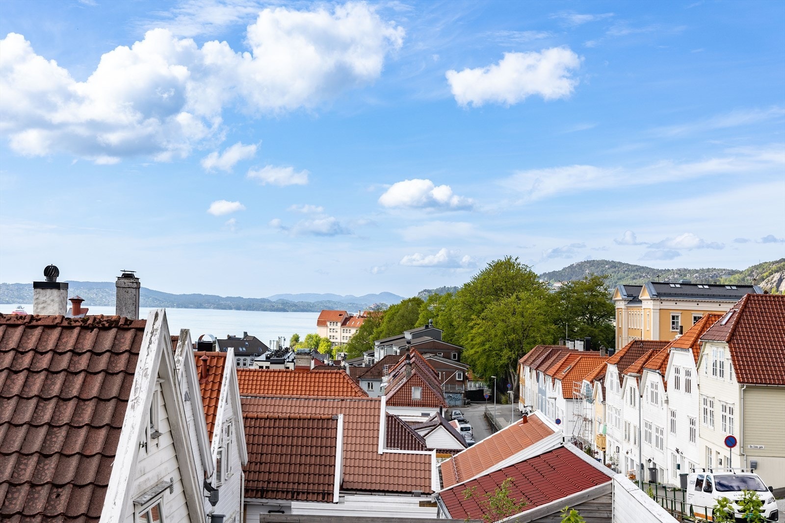 Utsikt mot nabolaget og Byfjorden fra dekke/plattingen. Galleribilde