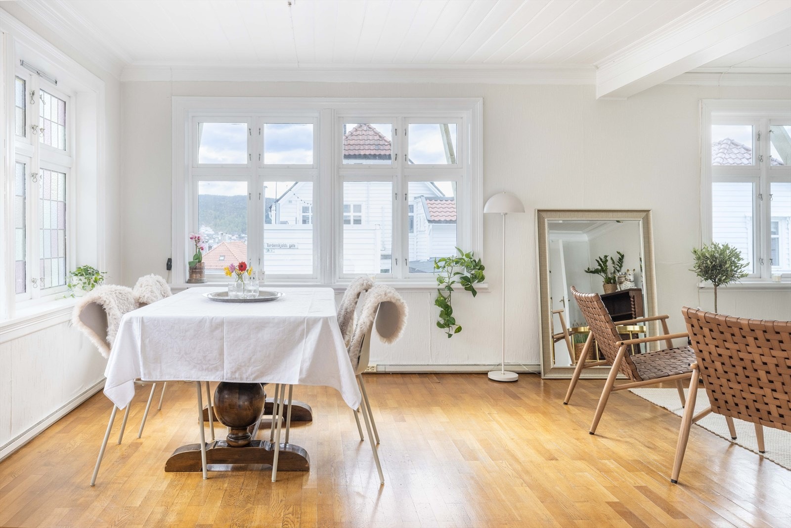 God plass til både stort spisebord og sittegruppe. Rommet er nymalt som resten av boligen/hoveddelen. Galleribilde