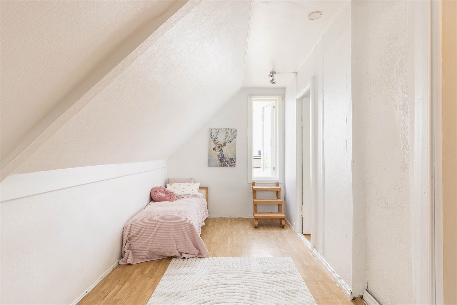 Vindu benyttes for å komme ut på plattingen. Det mangler rekkverk i front. Det fremkommer ingen søknad/godkjennelse av plattingen. Galleribilde