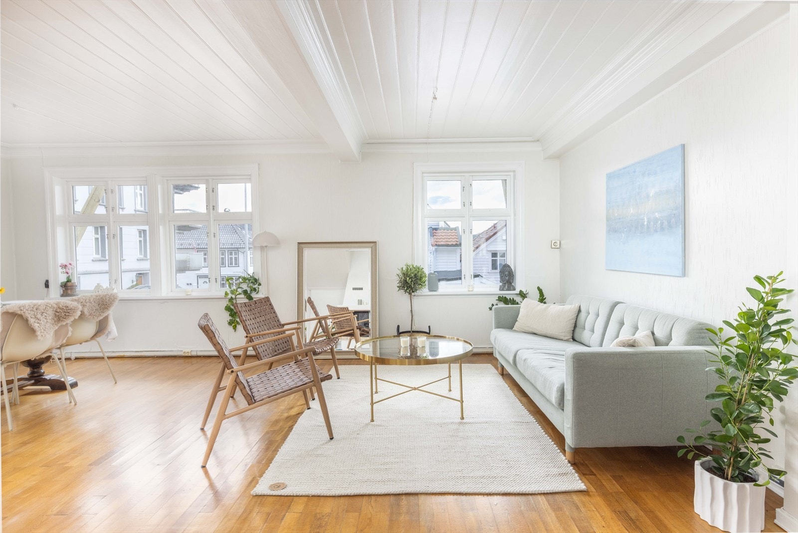 Lys og åpen stue med plass til flere soner. Originale detaljer som dragerne i taket. Galleribilde