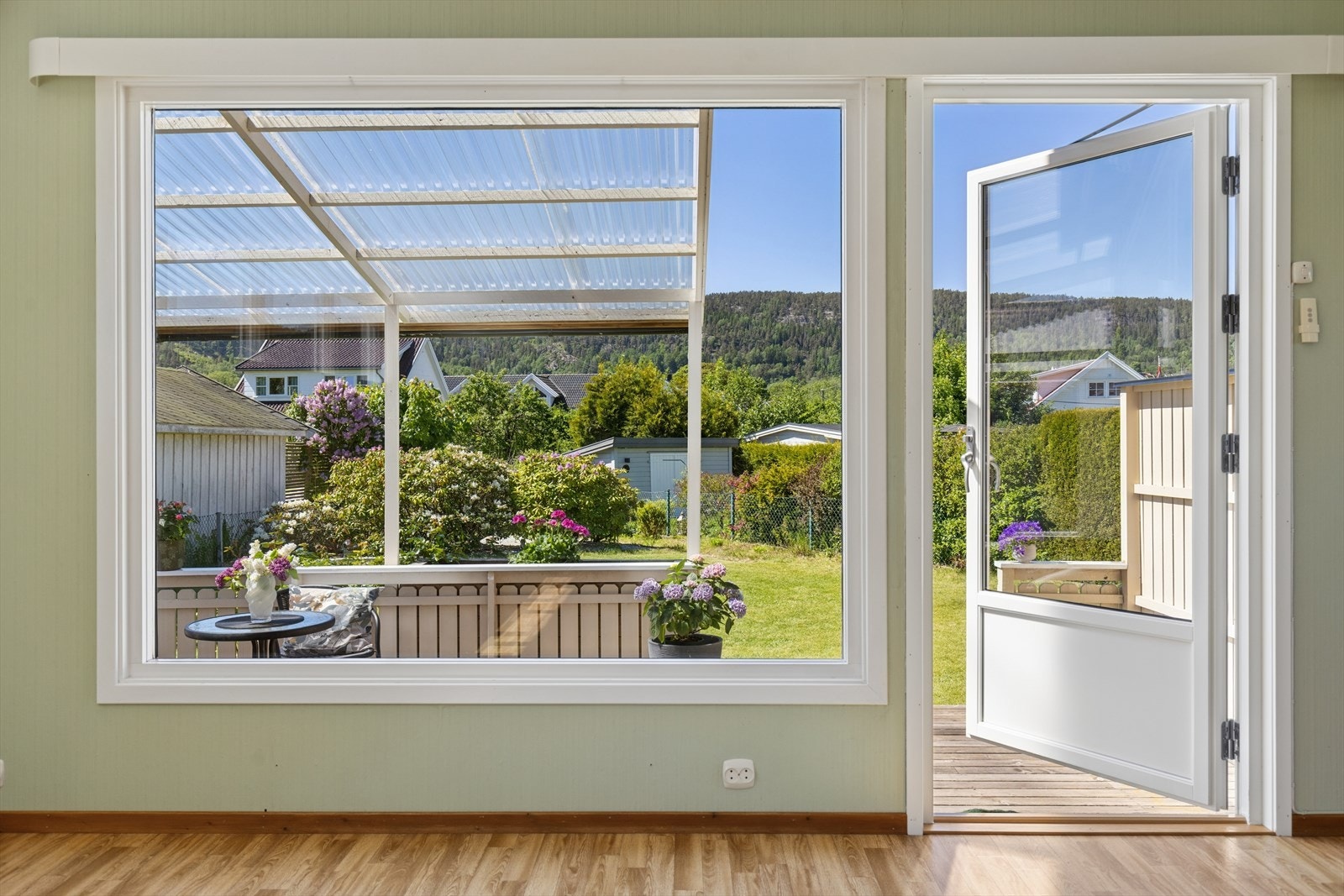 Store vinduer slipper lyset og solen inn! Galleribilde
