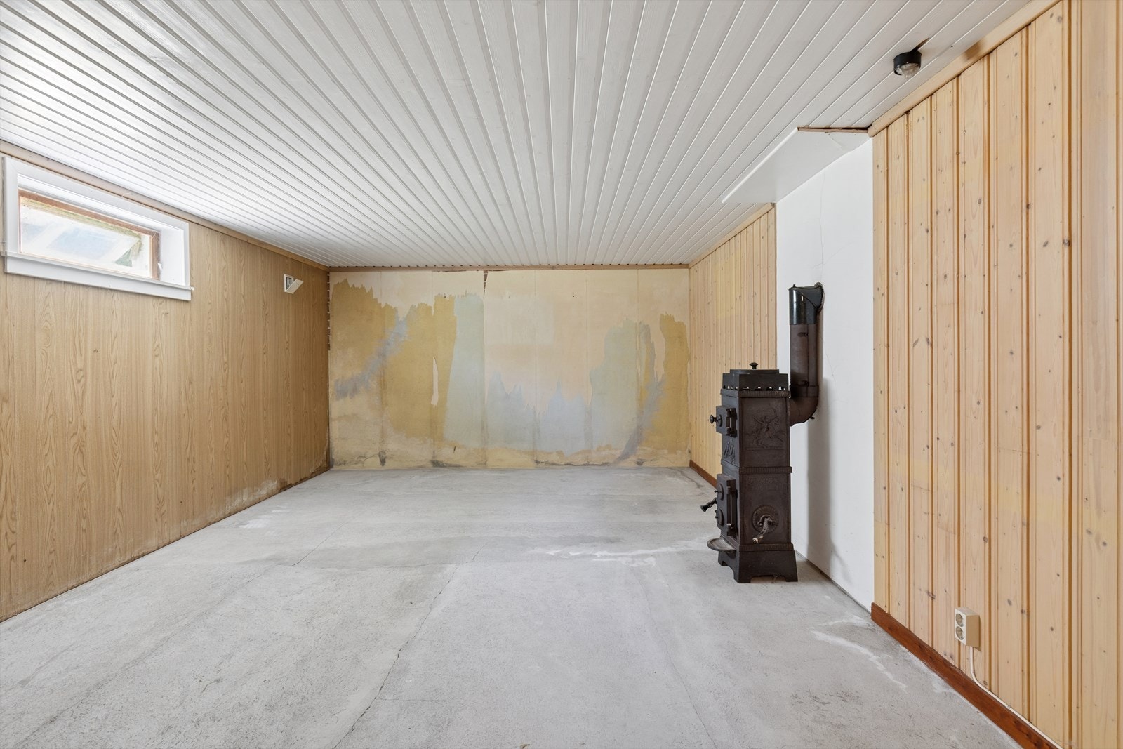 Det er stor kjeller under hele huset, alt er byggemeldt som boder, rommet er brukt som kjellerstue Galleribilde