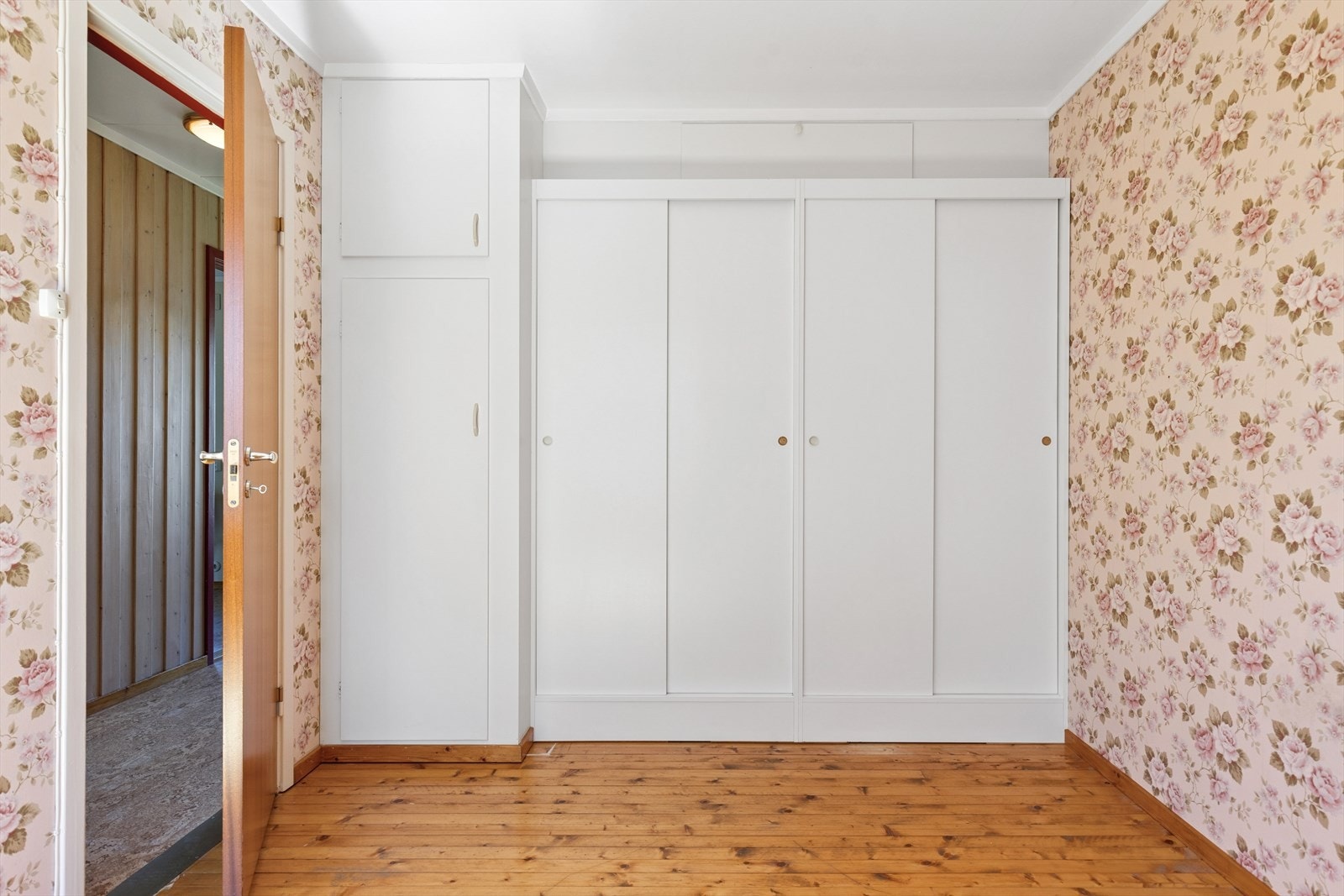 Hovedsoverommet har plassbygget garderobe Galleribilde