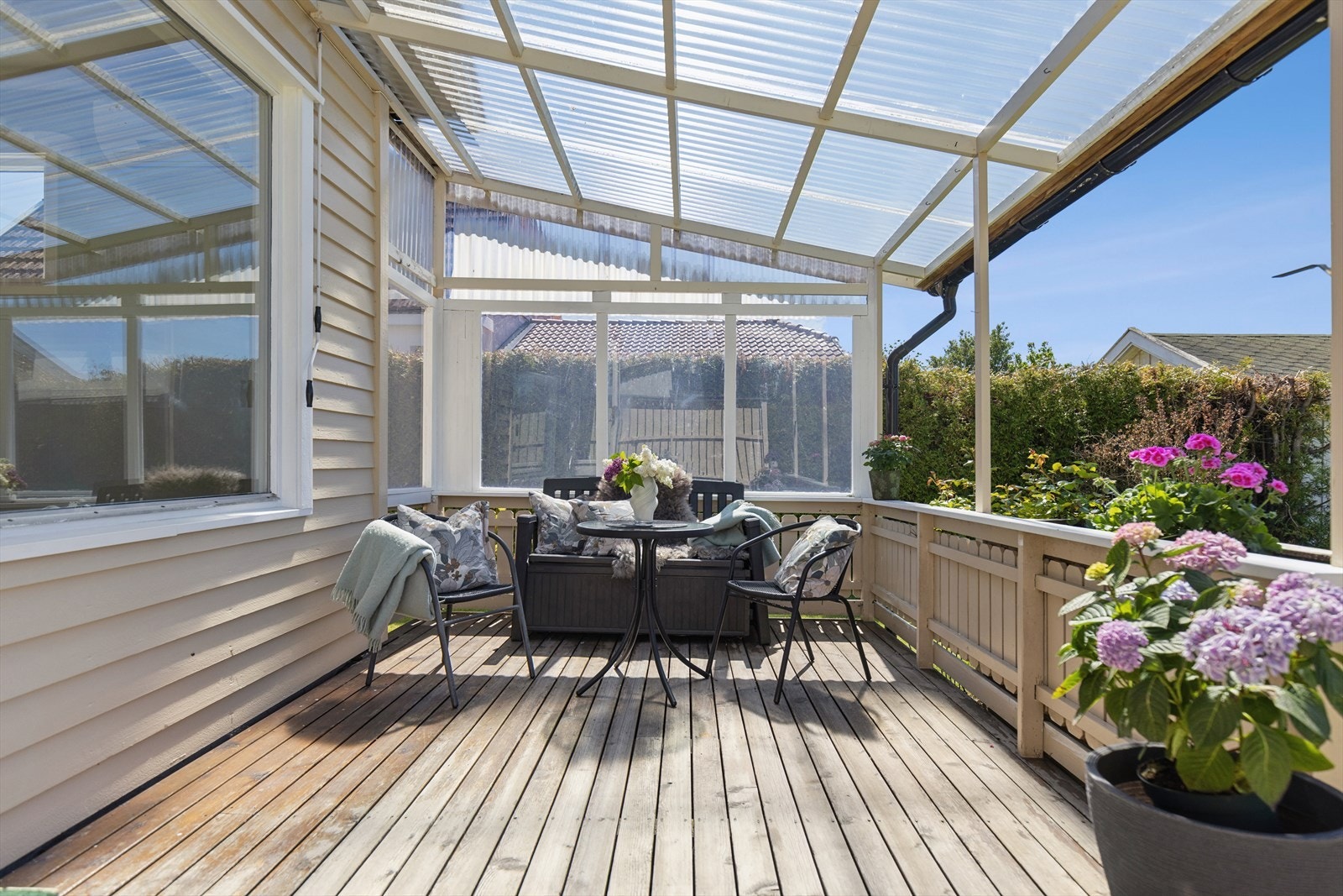 Solrik terrasse med god plass til spisegruppe og solstoler Galleribilde