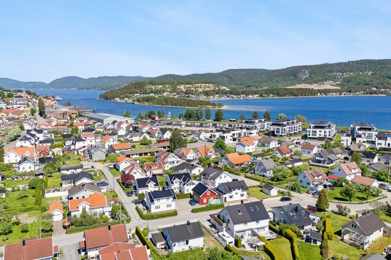 Det er gangavstand tinn til Svelvik sentrum hvor det er restauranter, kafeer, matbutikker etc. Galleribilde