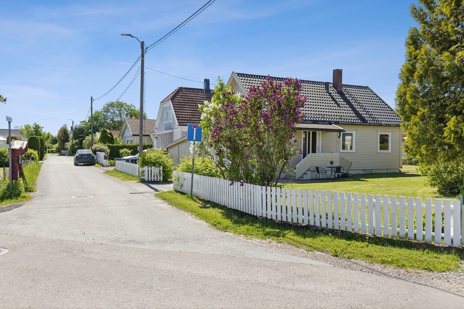 Boligen ligger i en koselig gate med småhusbebyggelse Galleribilde