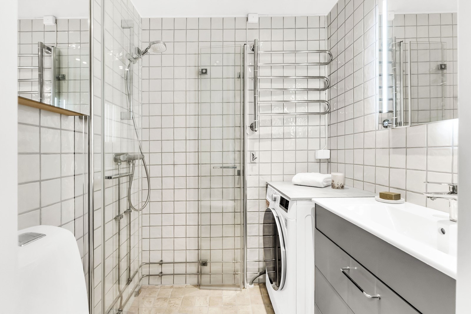 Pent bad med opplegg for vaskemaskin. Galleribilde