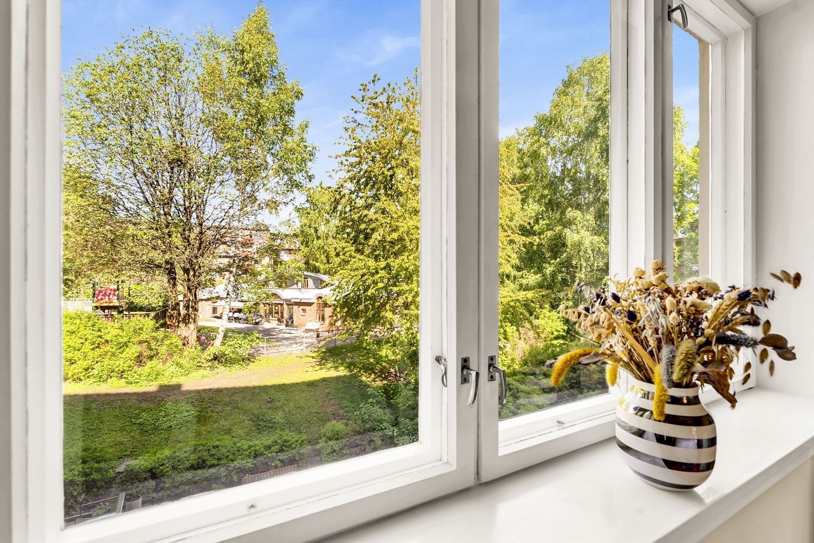 Soverommet har utsyn til grønne omgivelser. Galleribilde
