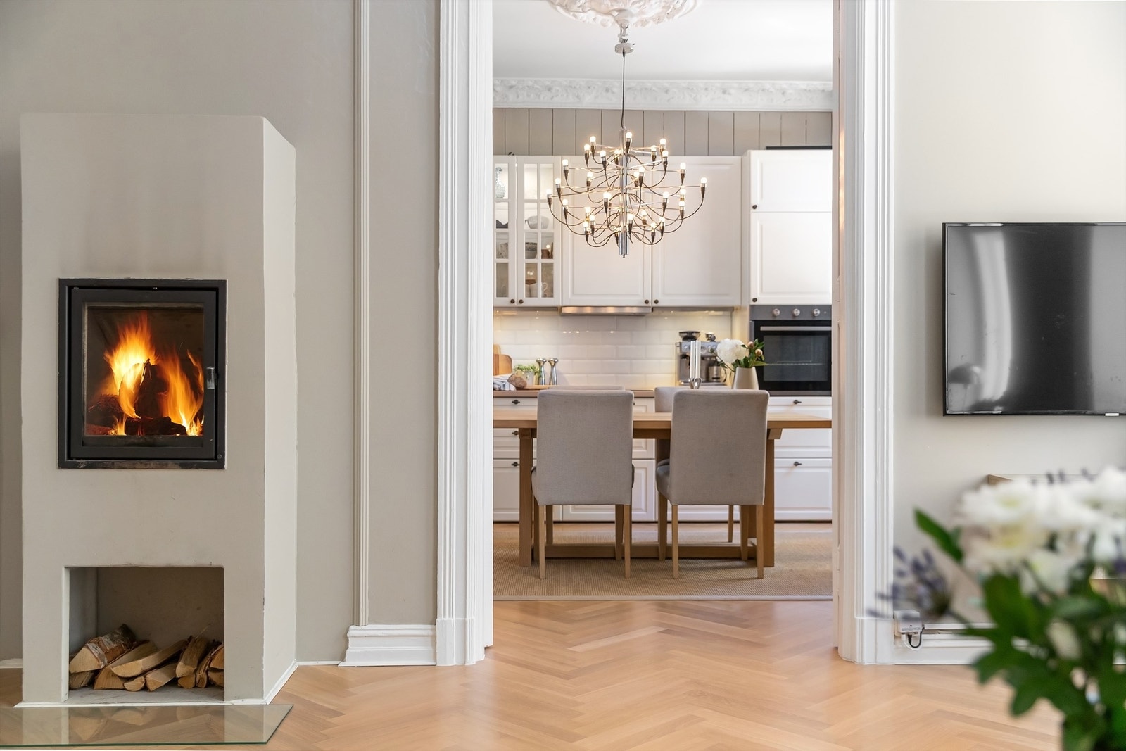 Doble fløydører skaper en elegant og sosial overgang mellom stue og kjøkken. Galleribilde