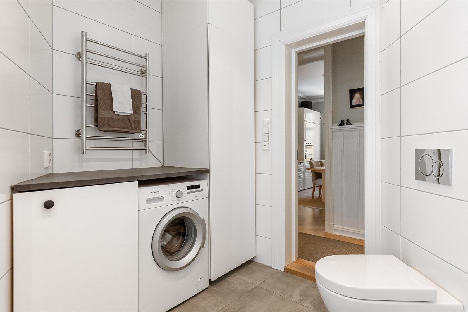 Det er opplegg for vaskemaskin og god oppbevaring i høyskap på badet. Galleribilde