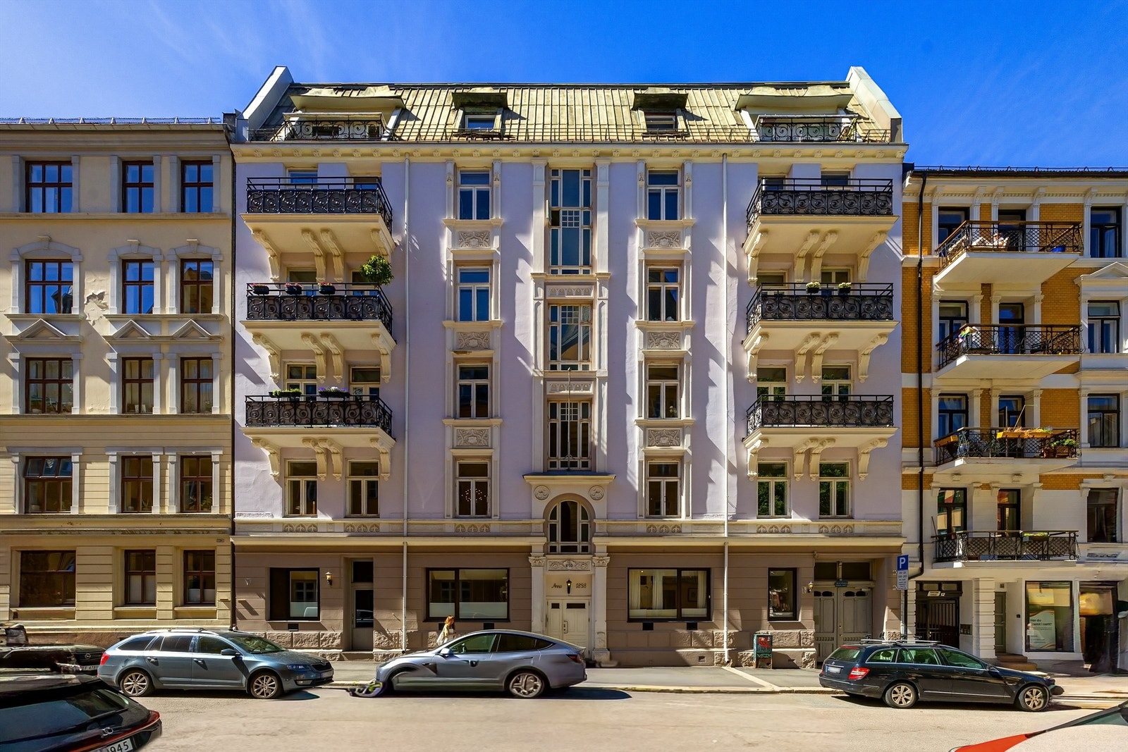 Fasaden er pusset og har bevarte, originale detaljer fra byggeåret. Galleribilde