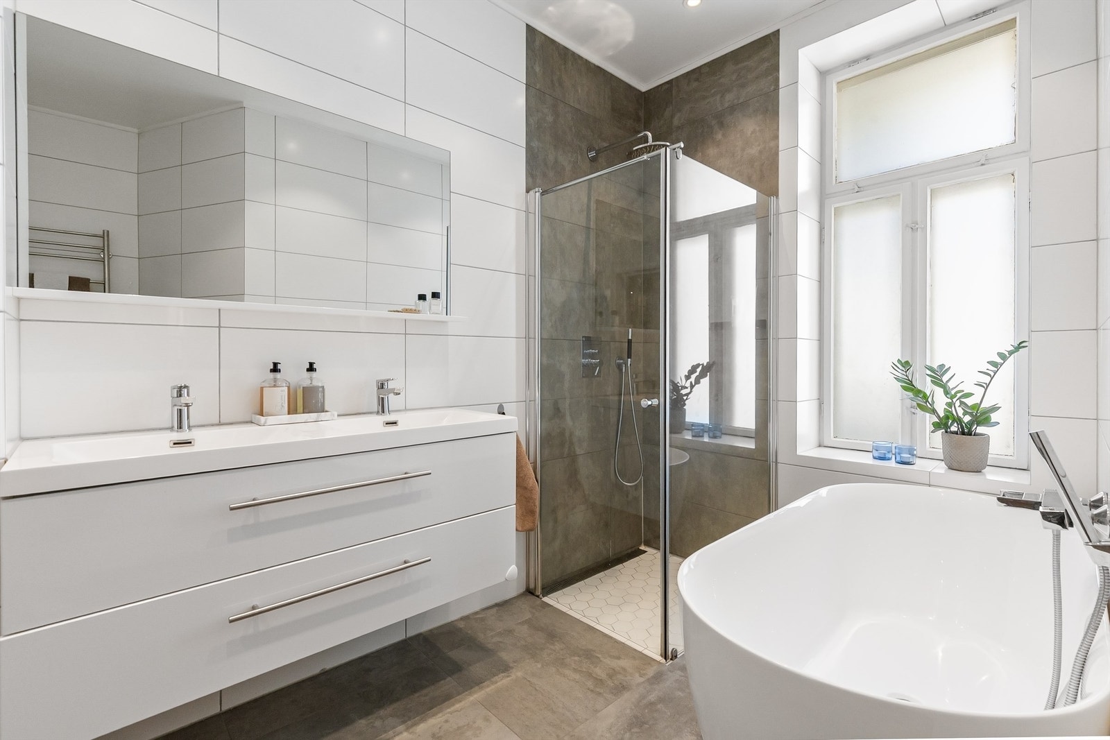 Badekaret er fra 2023 og har et moderne to-greps armatur med hånddusj. Galleribilde