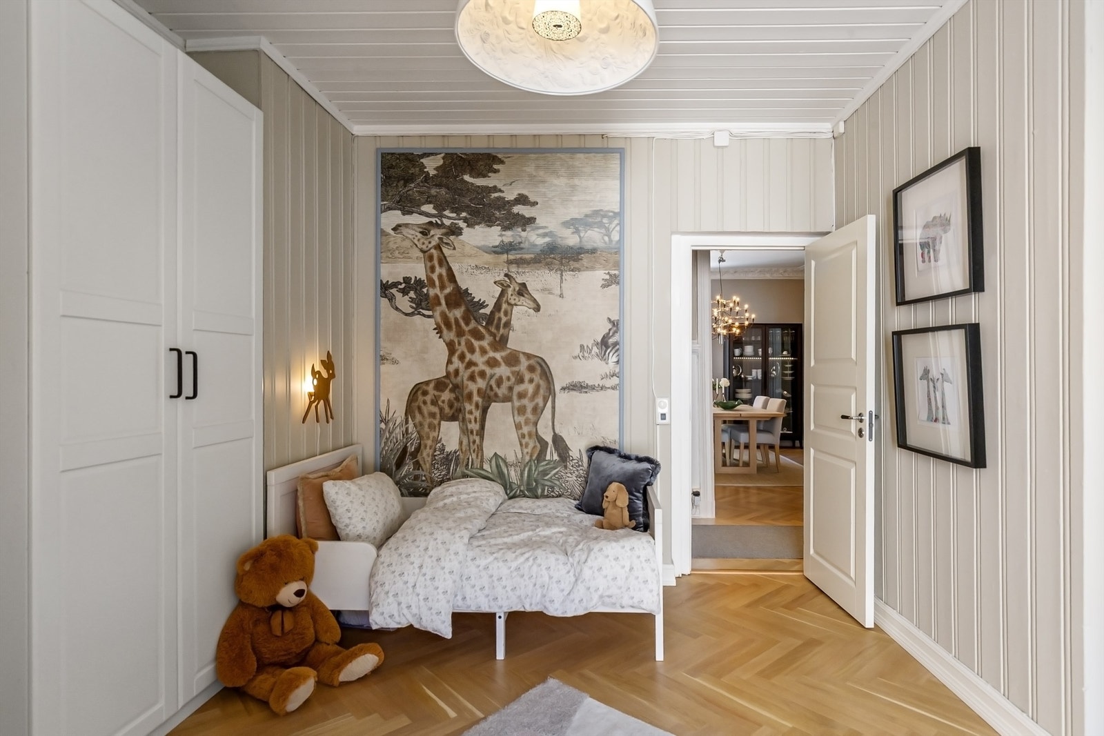 Rommet er innredet med plassbygget hylle og malt trepanel som gir særpreg. Galleribilde