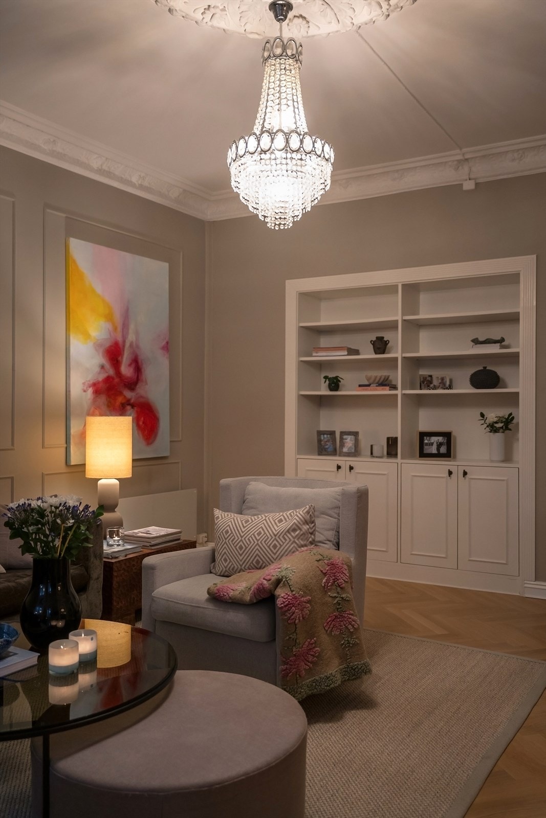 Den plassbygde hyllen er utstyrt med belysning som skaper en lun stemning. Galleribilde