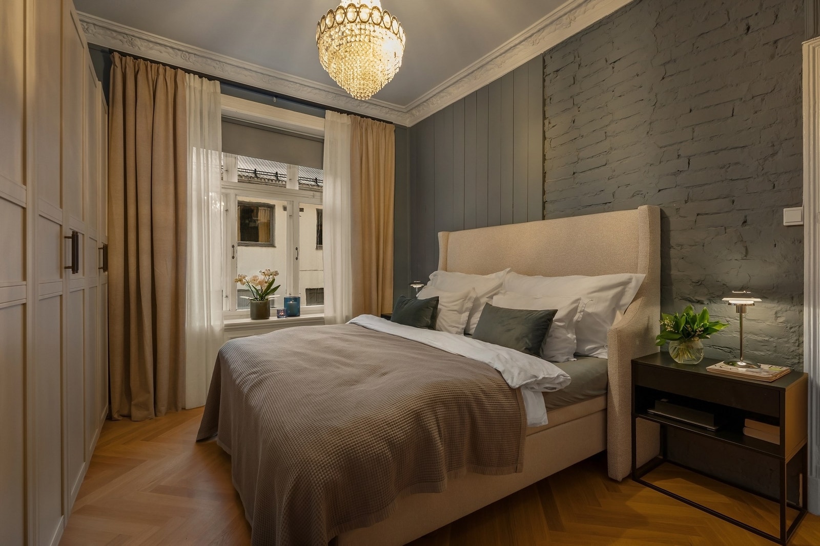 Soverommet har en rolig og behagelig atmosfære, og vender mot bakgården. Galleribilde