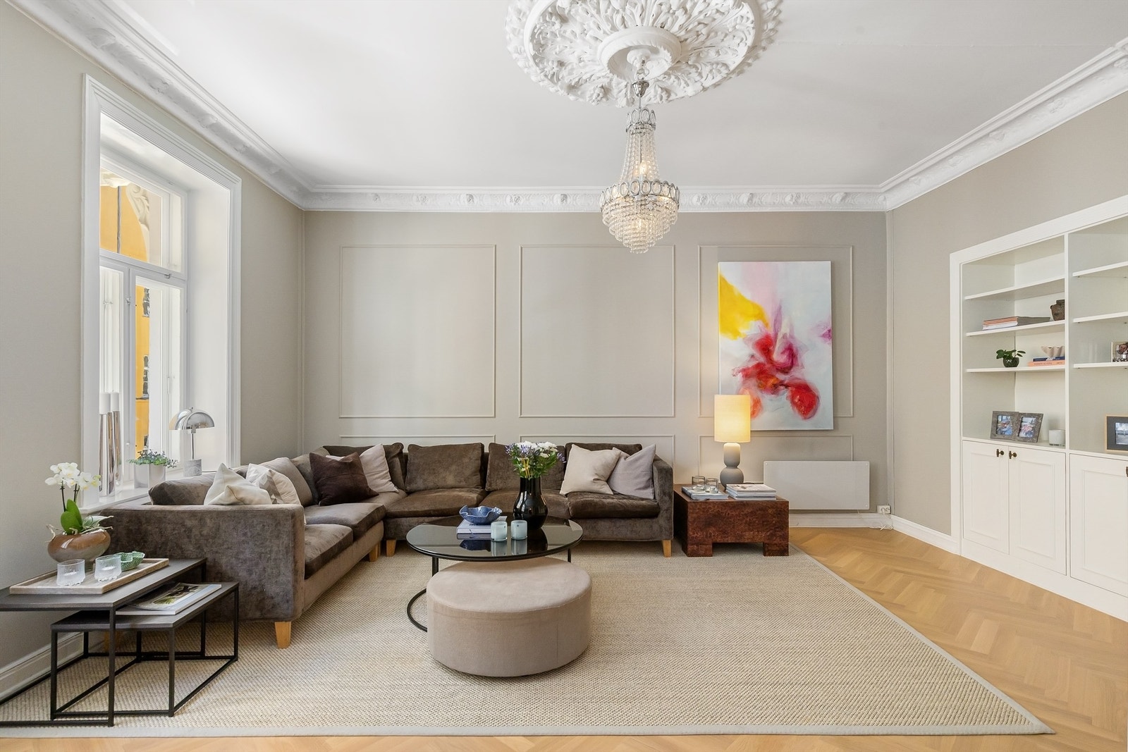 Stuen er romslig og har god plass til en stor sofagruppe og annen møblering. Galleribilde