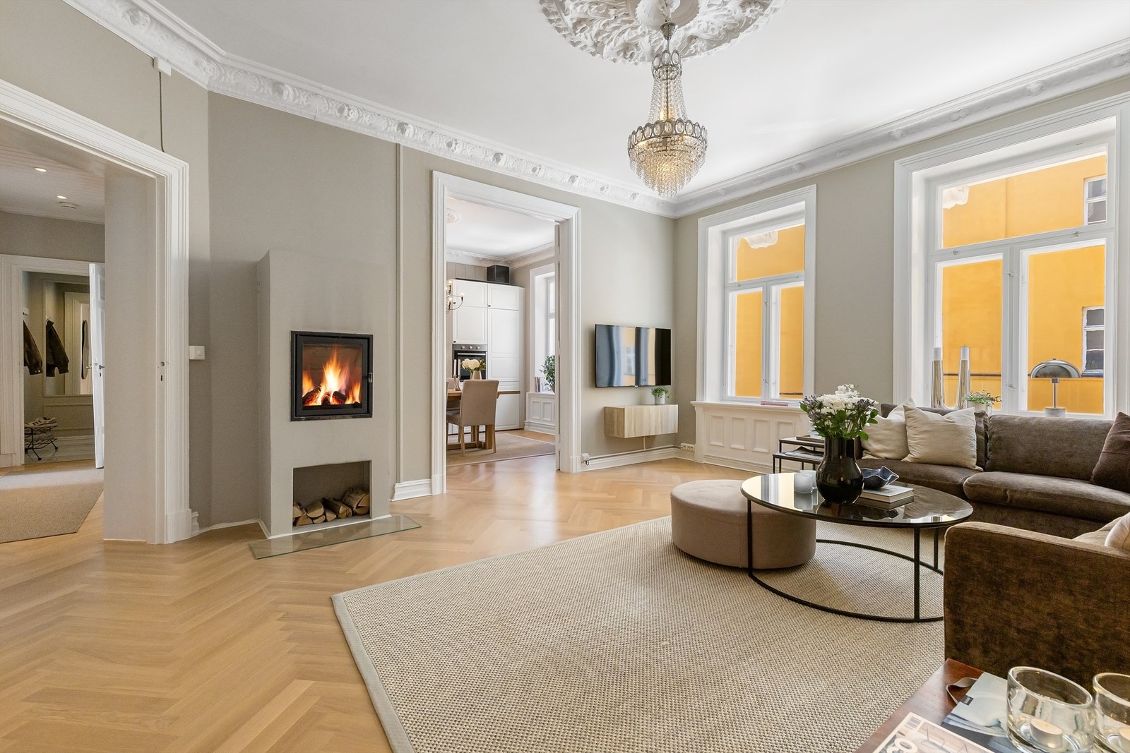 Fra stuen er det lange siktlinjer gjennom leiligheten, noe som forsterker romfølelsen. Galleribilde