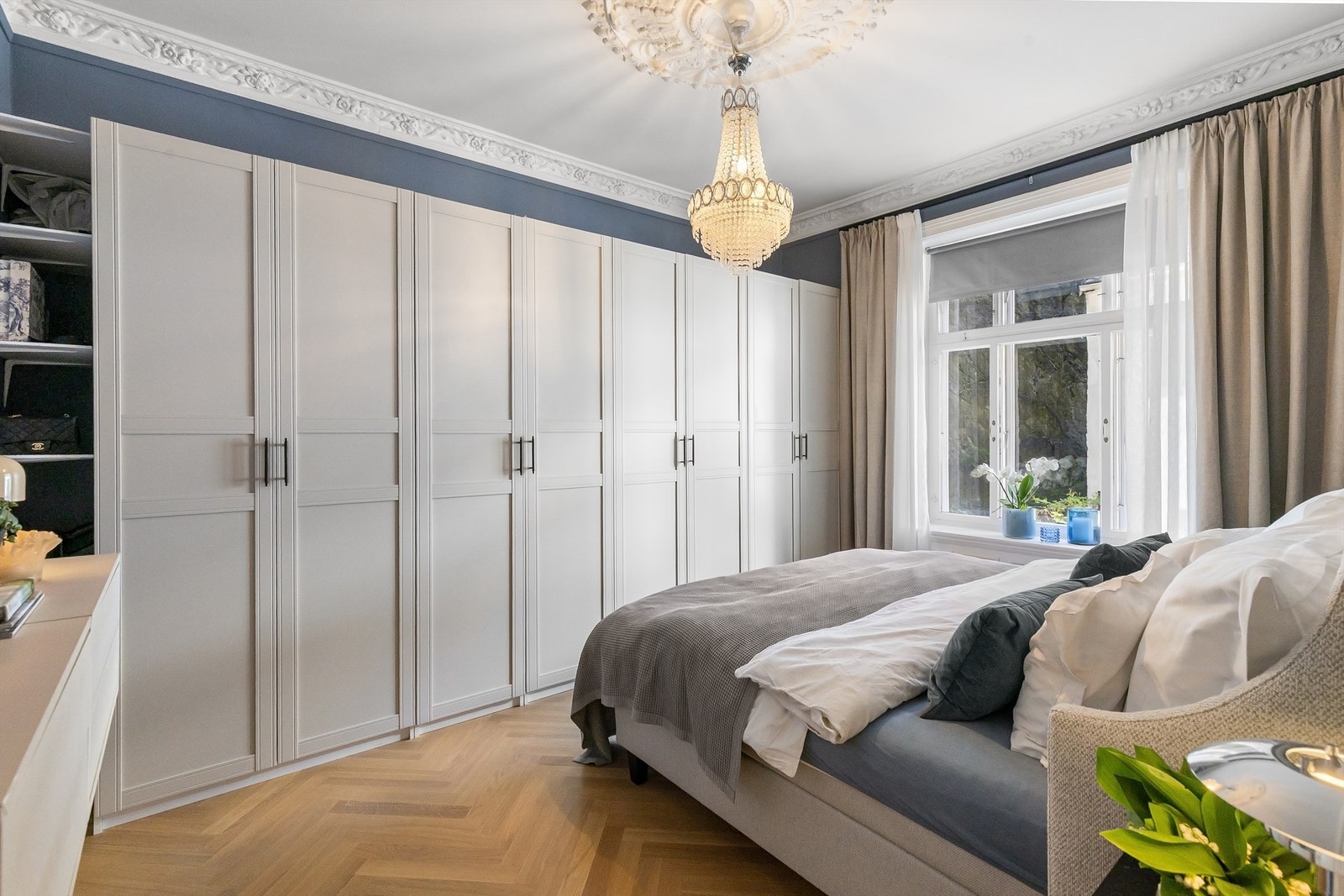 En hel vegg med garderobeskap gir rikelig med oppbevaringsplass. Galleribilde