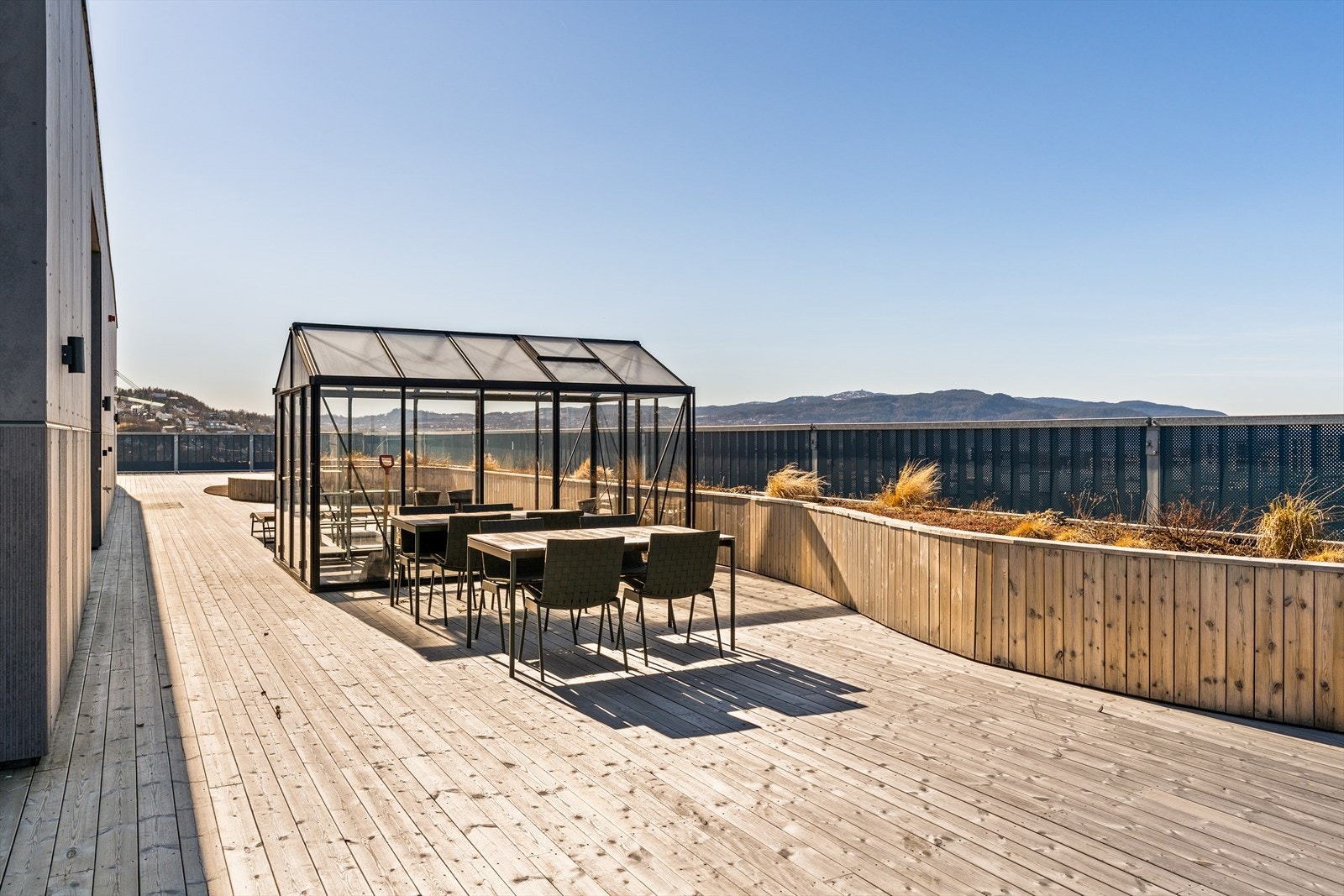 Stor felles takterrasse med sittegrupper, utekjøkken, drivhus og badstue. Eksklusivt for de tilknyttet Pluss-konseptet. Galleribilde
