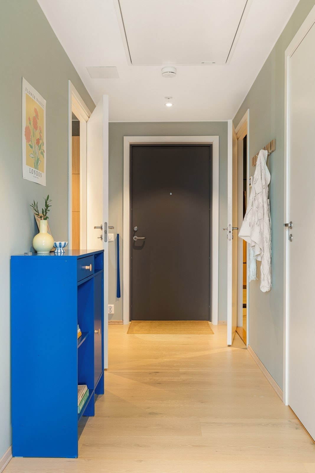 Velkommen inn! Etter å ha parkert bilen i den oppvarmede parkeringskjelleren har man enkel adkomst opp til leiligheten i tredje etasje via heis eller trapp. Galleribilde