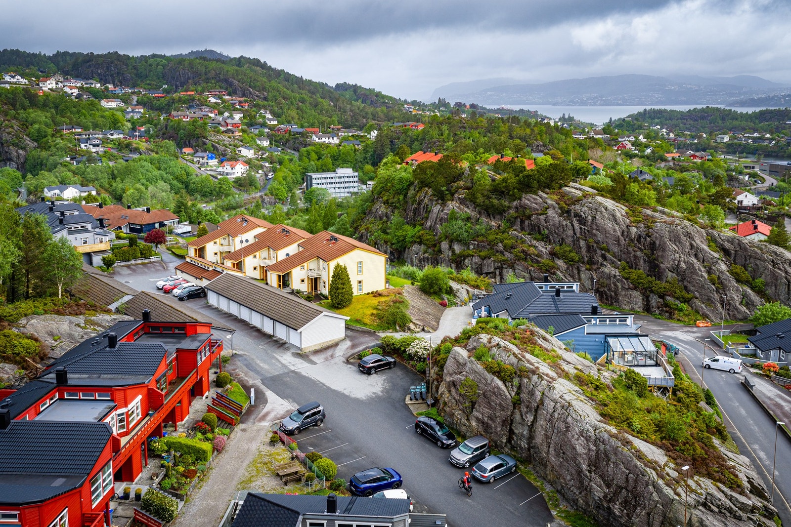 Sameiet har parkeringsplasser på fellesarealet. Galleribilde