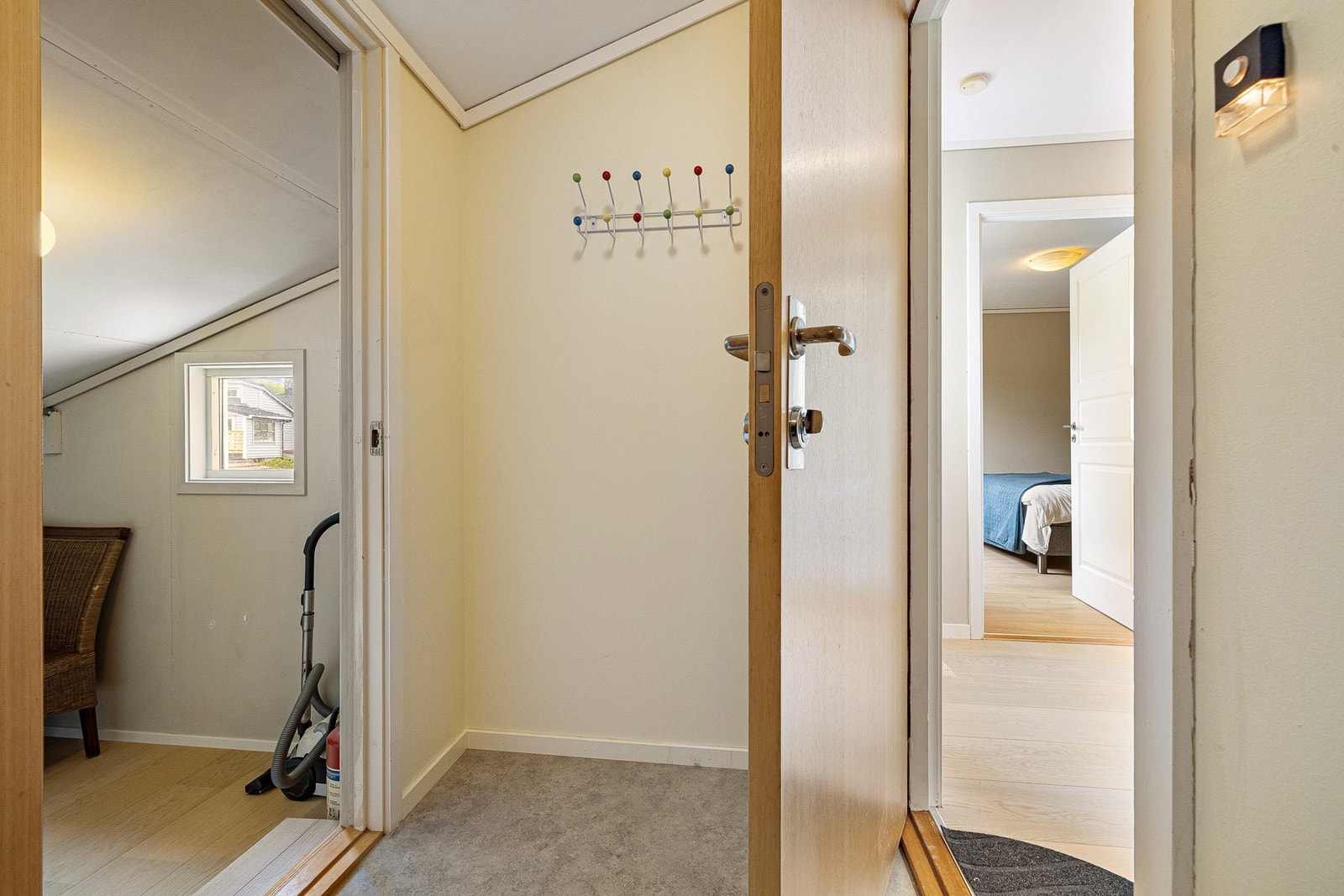 Leiligheten har også en bod oppe ved inngangsdøren. Galleribilde