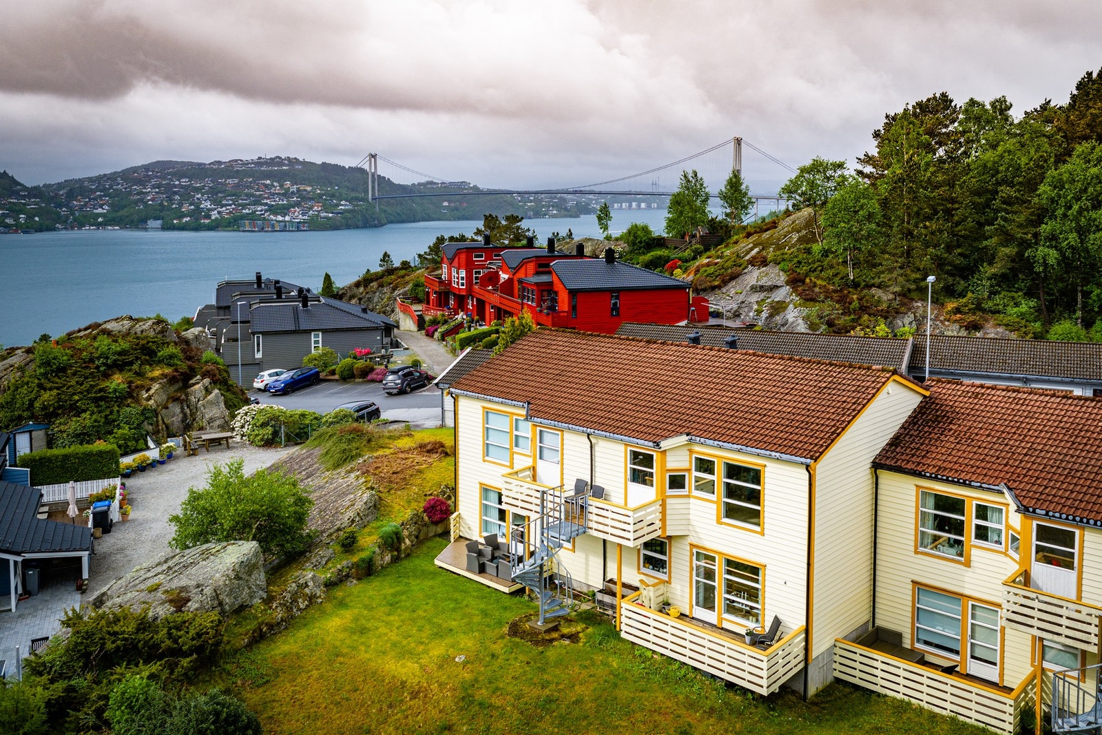 Boligen ligger i 2. etasje. Meget bra utsikt fra stue og balkong Galleribilde