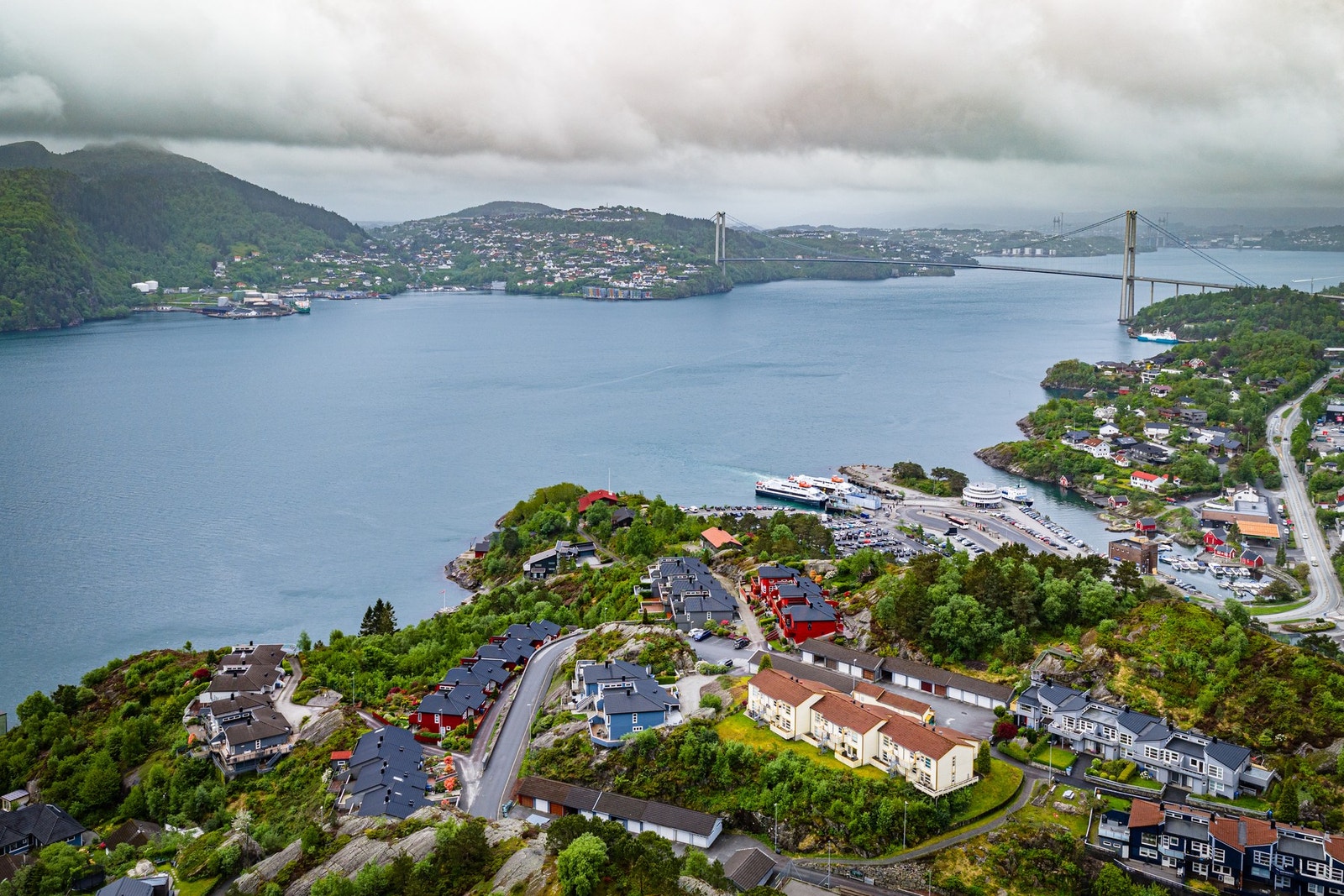Det går hurtigbåt fra Kleppestø kai til Strandkaien i Bergen. Galleribilde