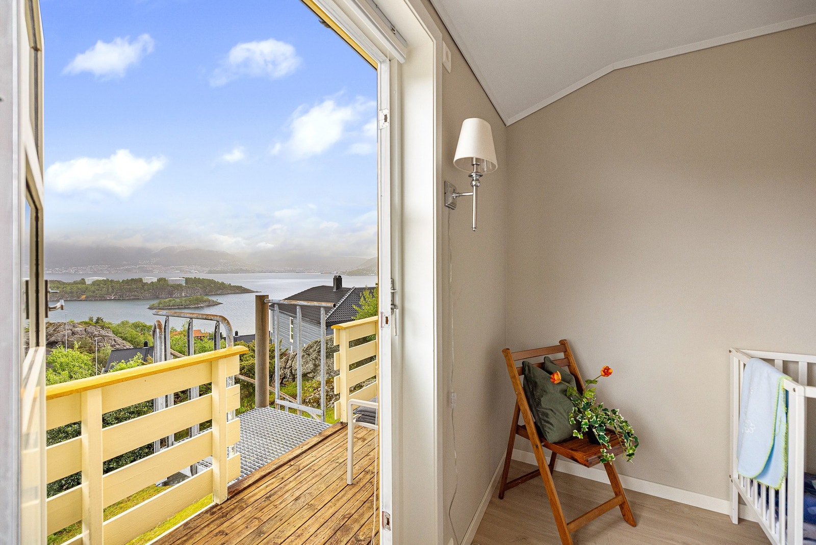 Terrasse med branntrapp ned til plenen i forkant av boligen. Galleribilde