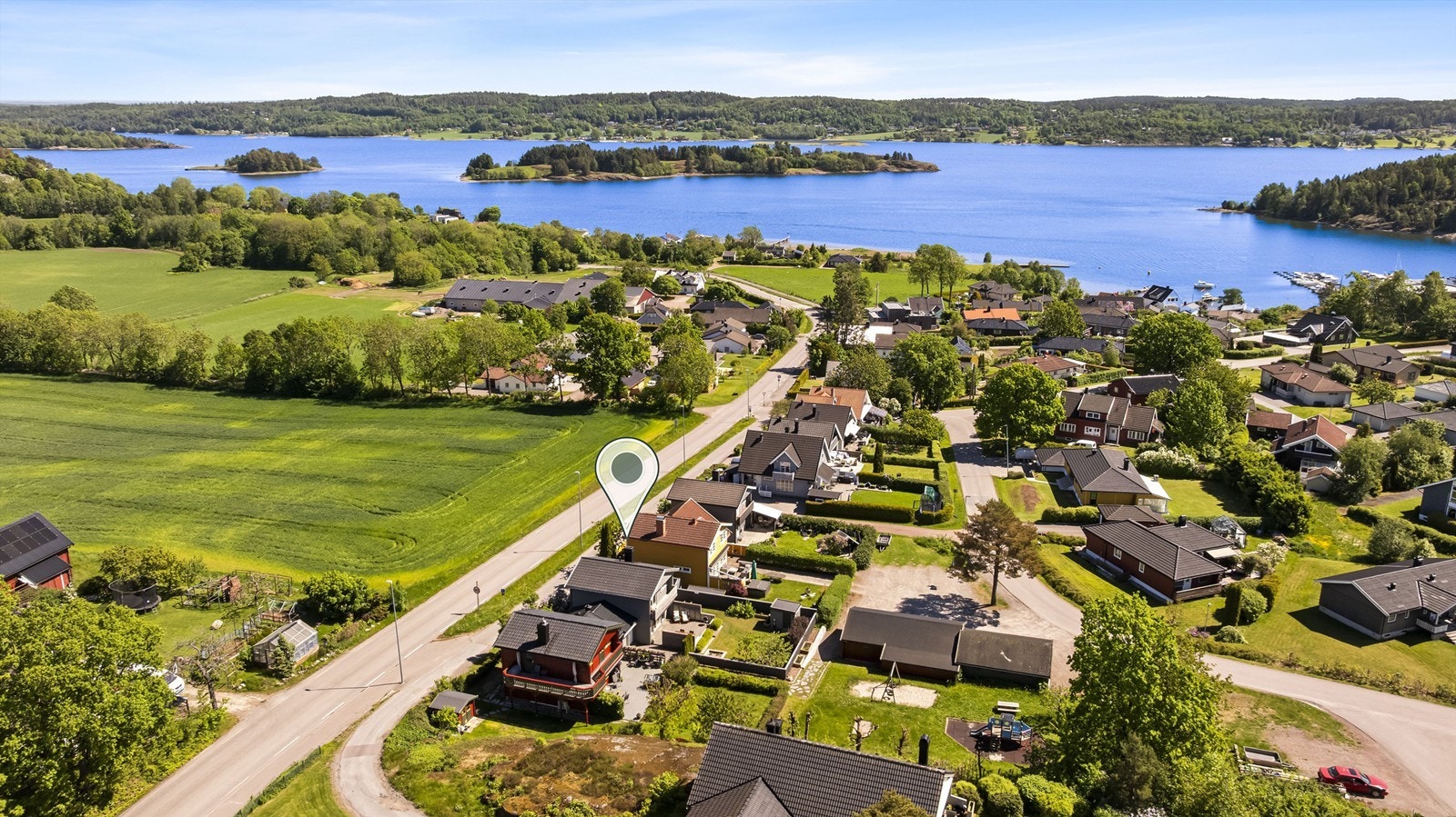 Kort vei ned til båthavn og badestrand Galleribilde