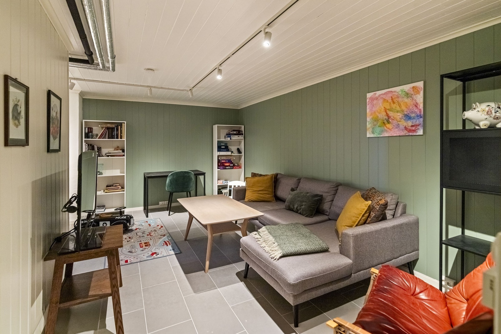 I underetasjen er det en fin kjellerstue som passer perfekt for store og små (ikke godkjent for varig opphold) Galleribilde