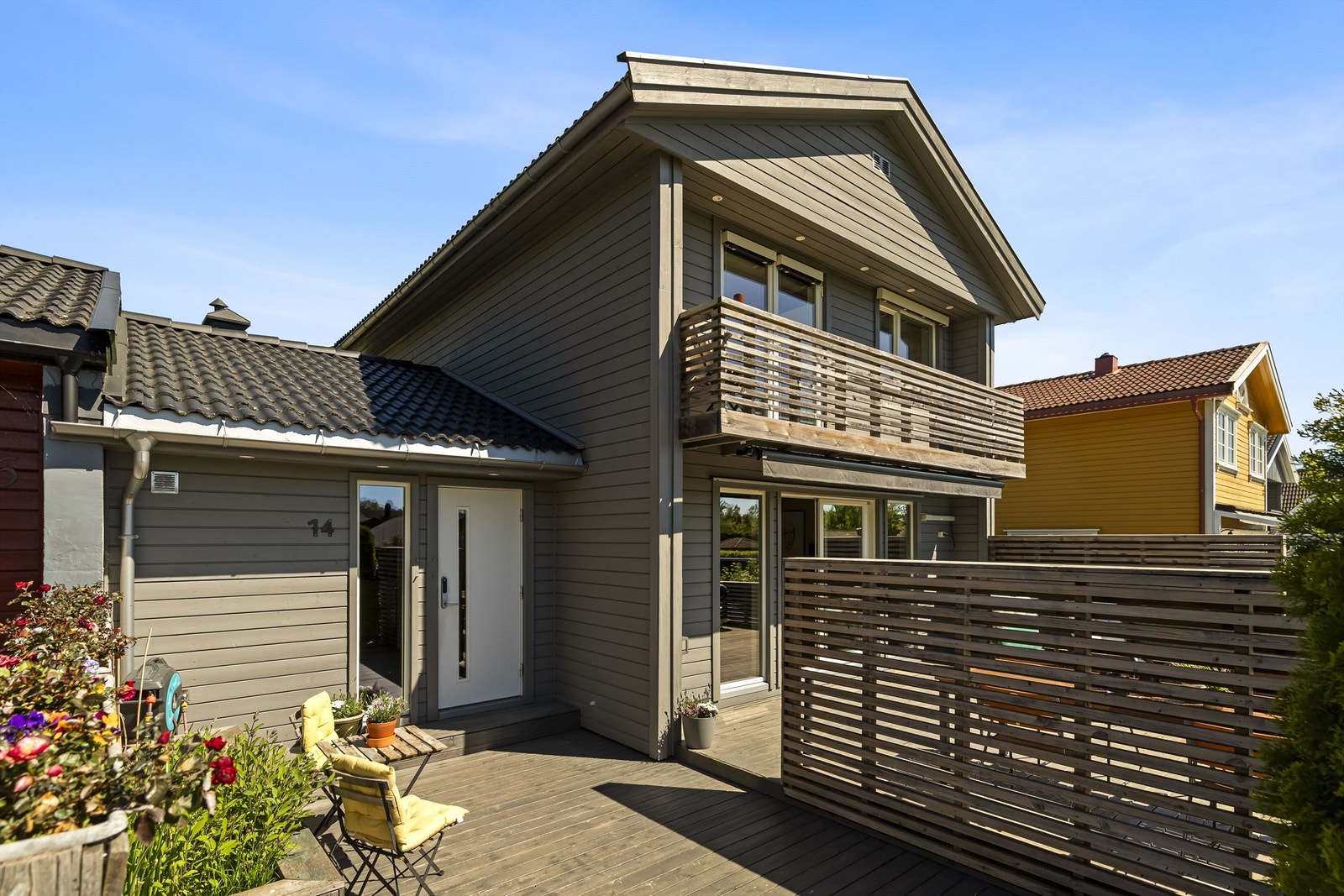 Ved inngangspartiet er det også en liten terrasse med plass til sittegruppe Galleribilde