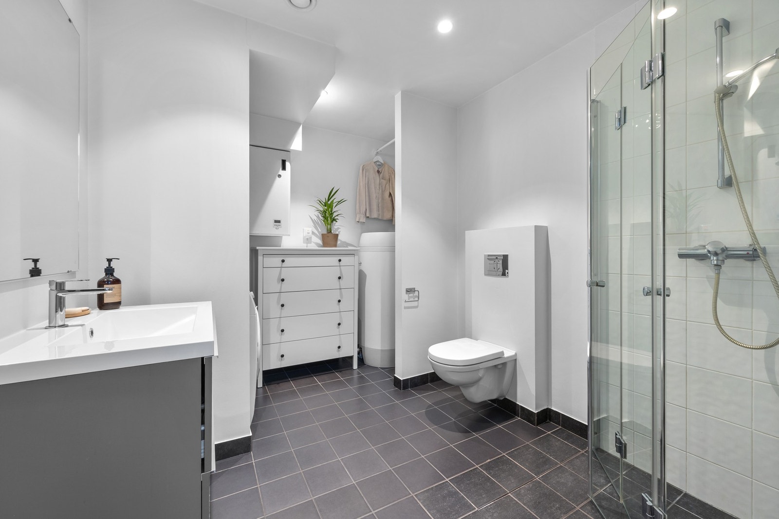 Badet ligger i underetasjen og har adkomst fra entreen. Det er flislagt gulv, gulvvarme og downlights i himling. Galleribilde