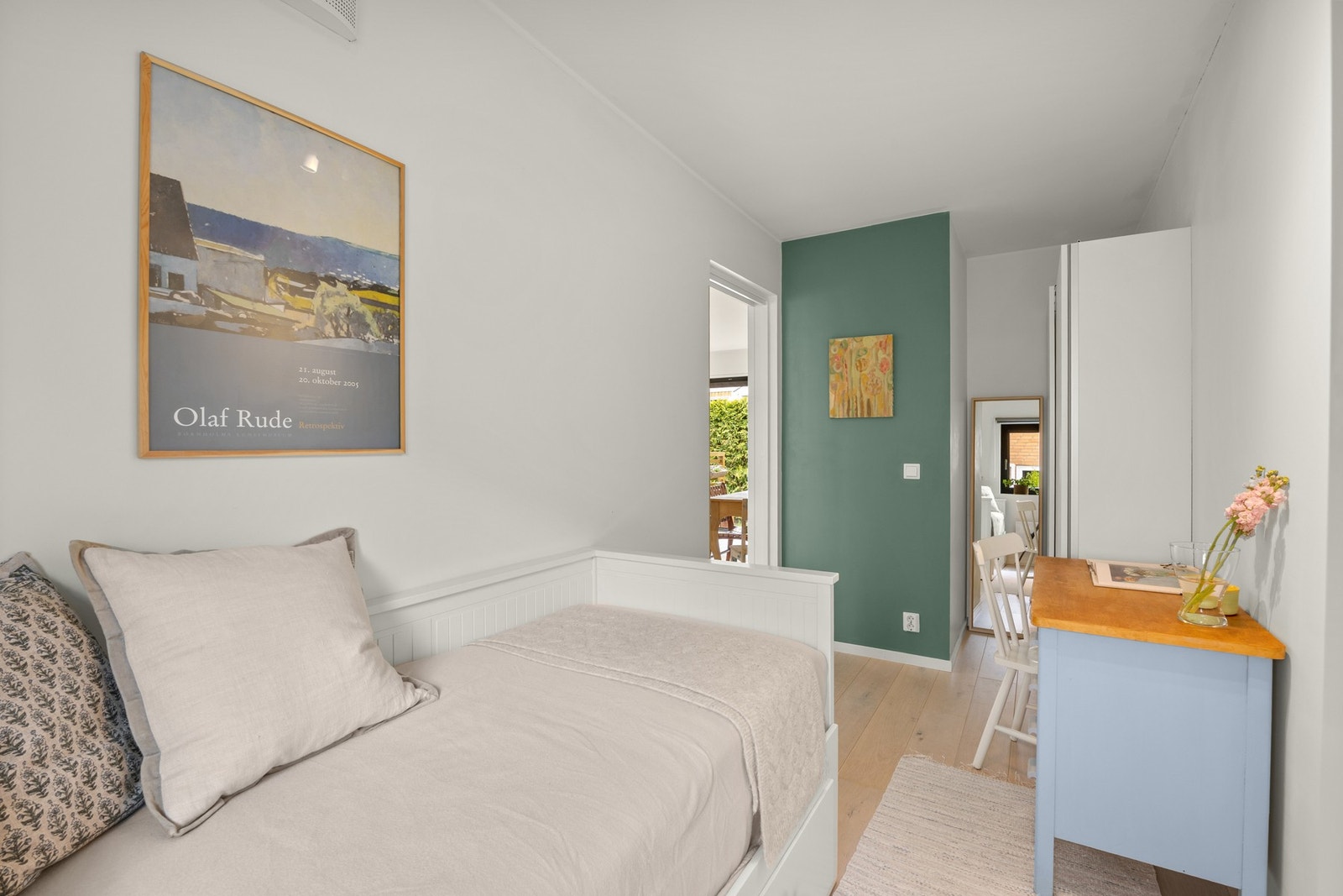 Rommet egner seg godt som barnerom, gjesterom eller hjemmekontor. Det er montert praktisk skyvedørsgarderobe i enden av rommet. Galleribilde
