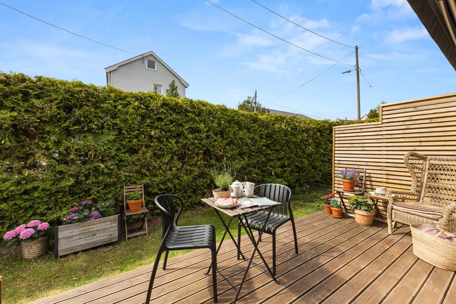 Fra kjøkkenet er det utgang til en herlig terrasse på ca. 10 kvm. Her er det plass til terrassemøbler, grilling og sosiale sammenkomster. Galleribilde