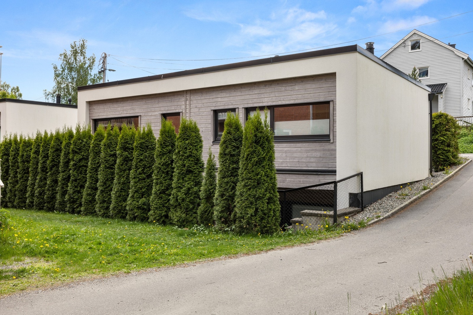 Rekkehuset går over to plan, har en arealeffektiv planløsning og holder god standard. Galleribilde