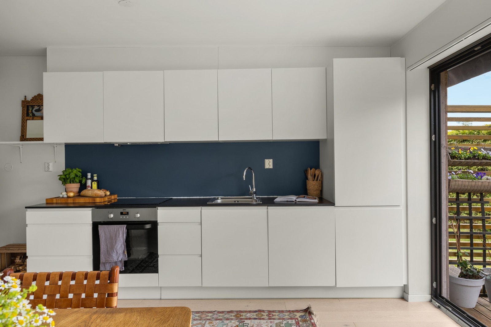 Boligen har et moderne kjøkken fra 2017 med stilrene, glatte fronter og laminert benkeplate. Galleribilde