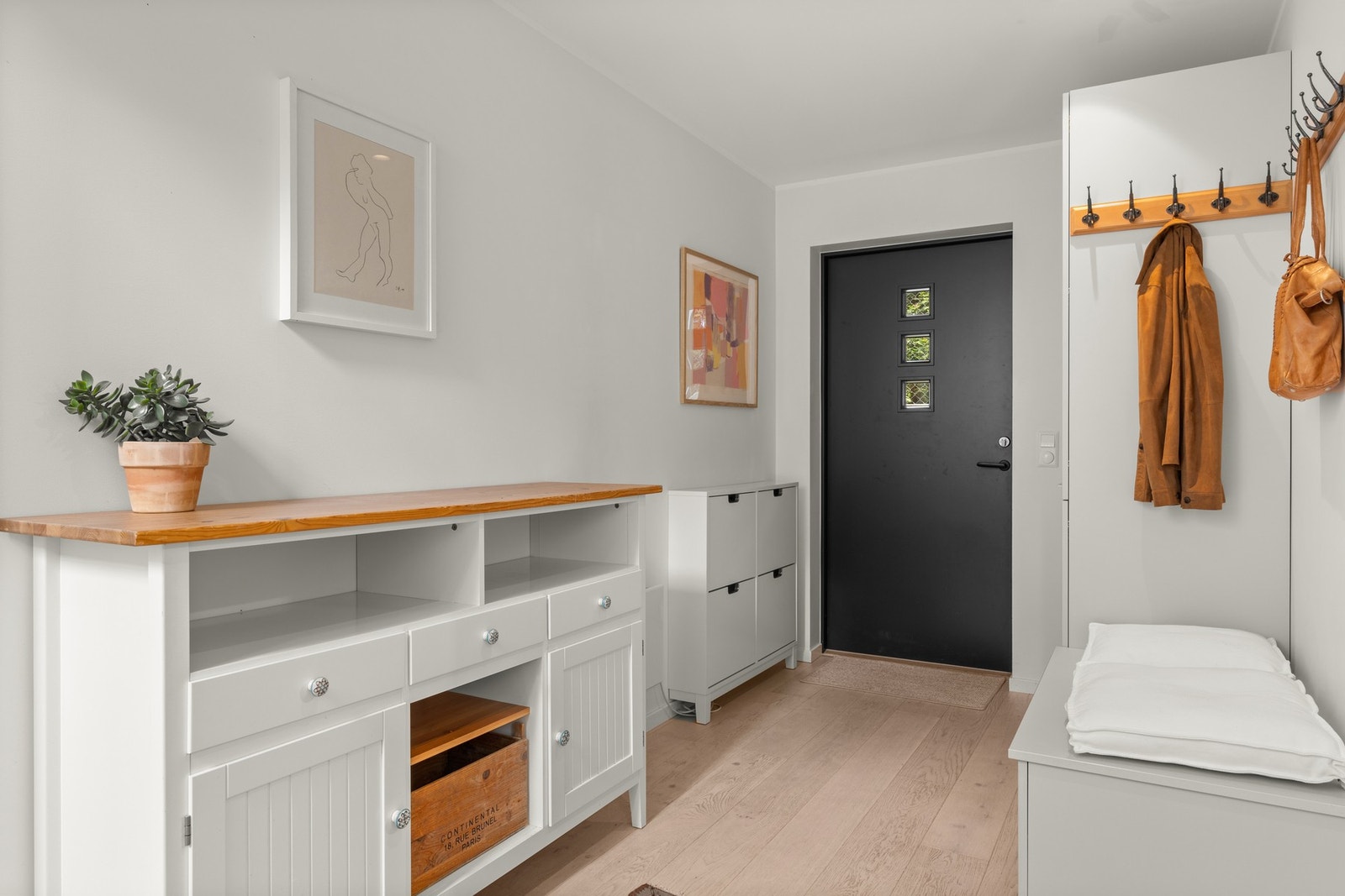 Romslig og innbydende entré. Galleribilde