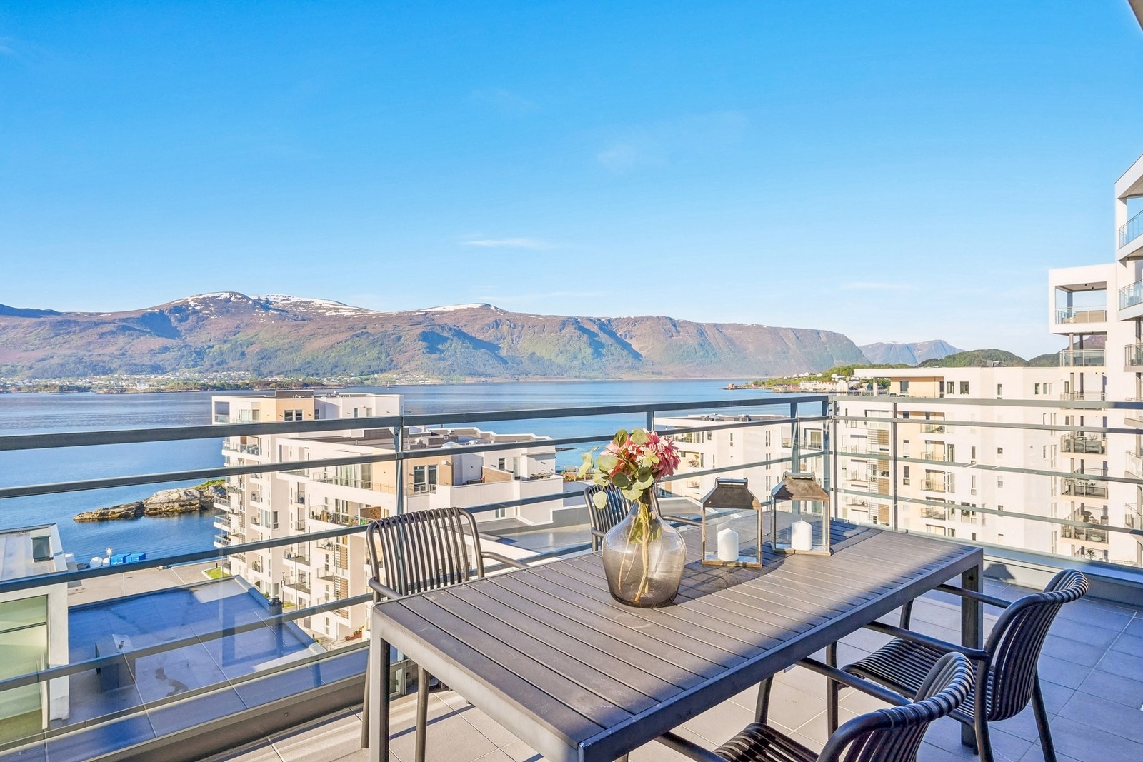 Fra stuen åpner det seg en spektakulær terrasse på hele 110 kvm, som forlenger oppholdsarealet og byr på optimale solforhold gjennom dagen. Galleribilde