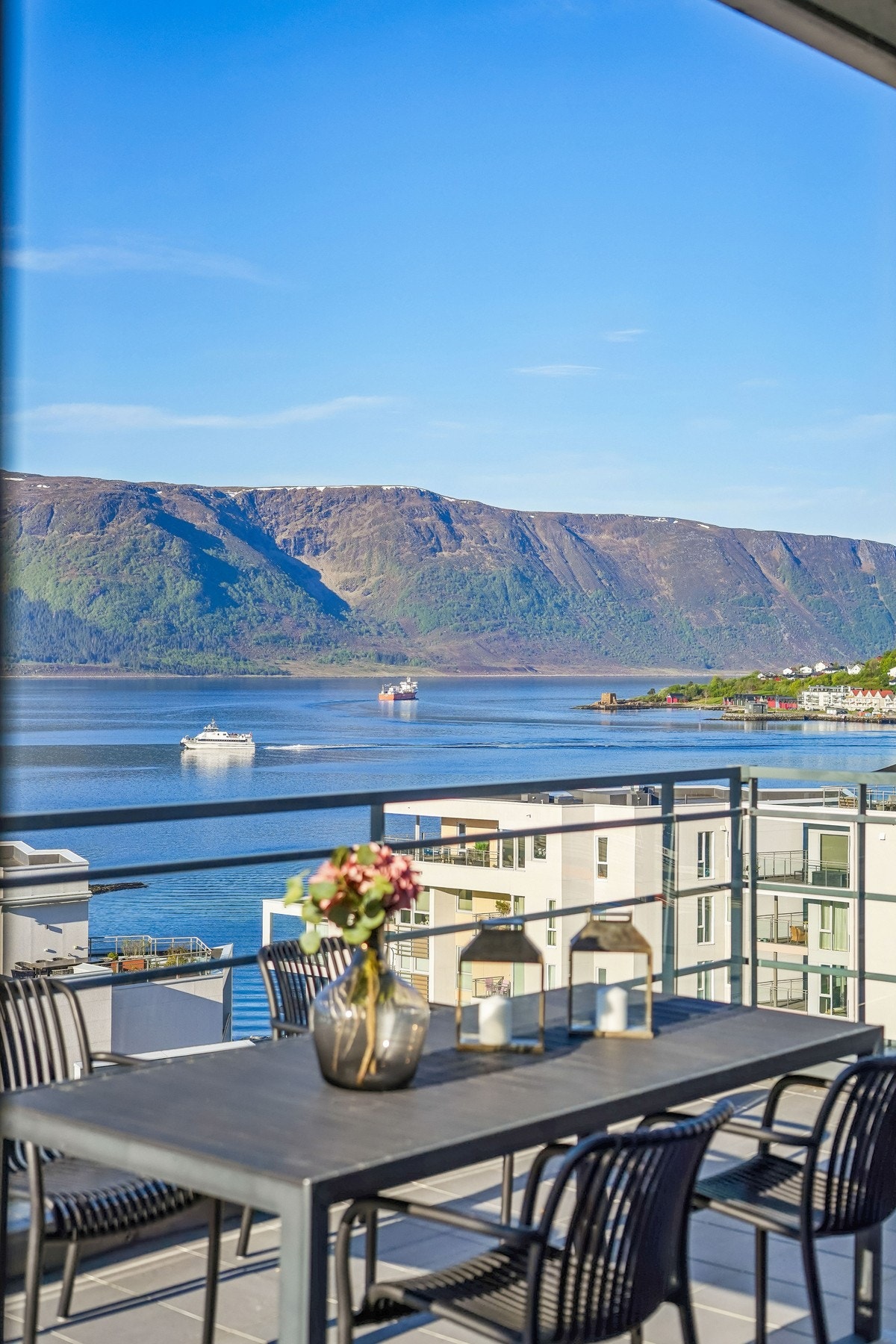 Start dagen med morgenkaffen til glitrende fjordutsikt, og avslutt kvelden mens solen farger Sulafjellet i varme nyanser. Galleribilde