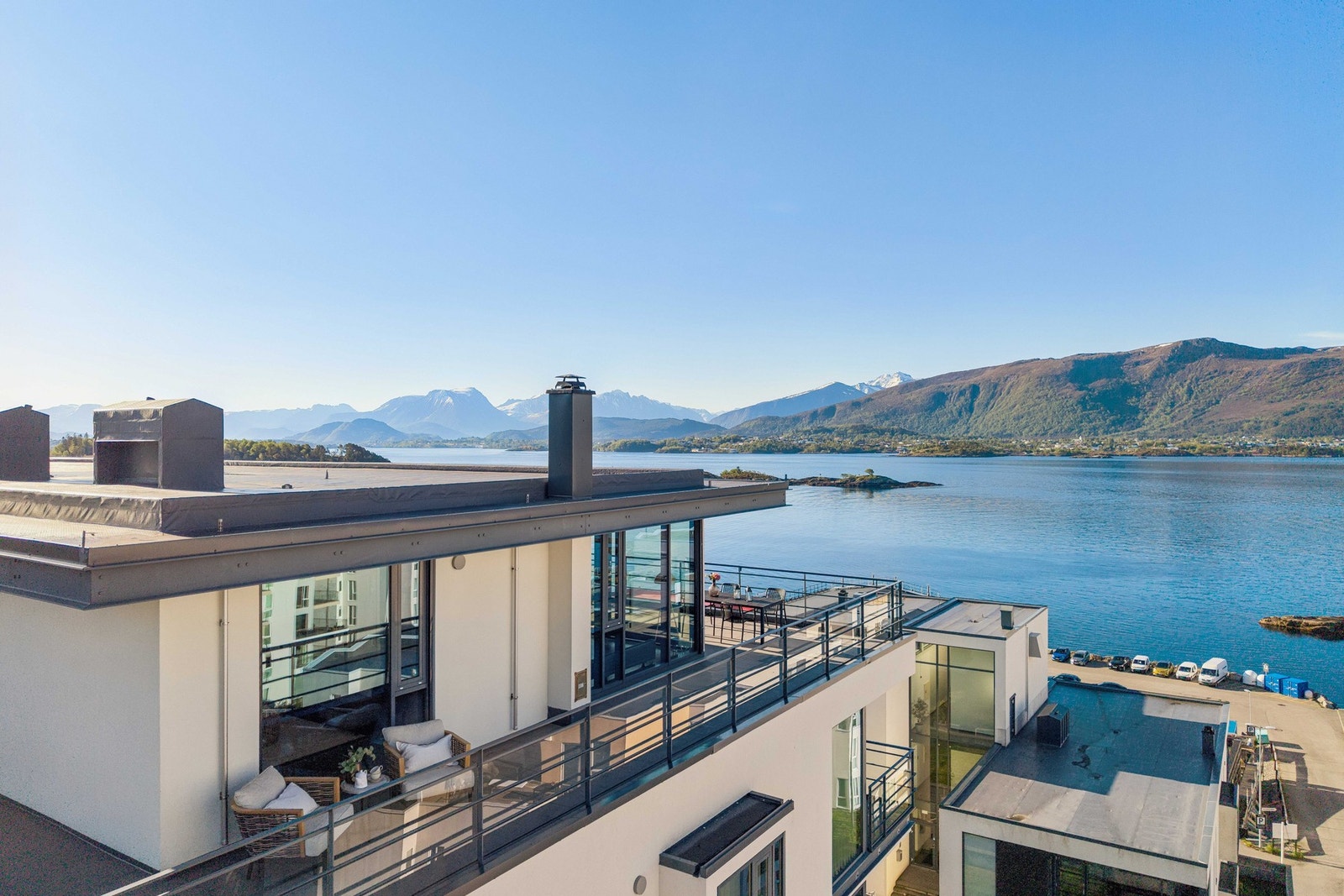 Her får du en sjelden mulighet til å sikre deg en terrasse på 110 kvm med ypperlige solforhold og spektakulær utsikt i tre himmelretninger. Galleribilde
