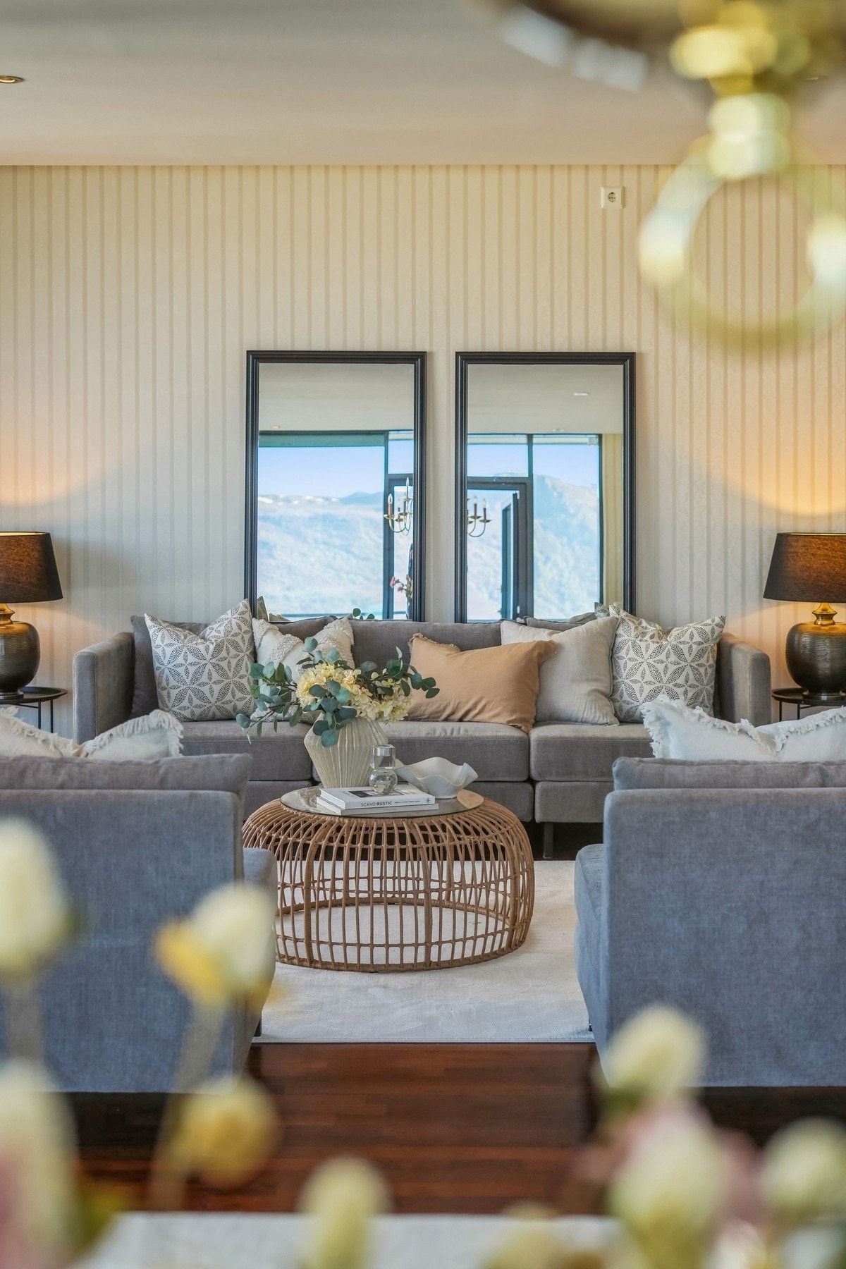 Et stilfullt oppholdsrom hvor komfort møter eleganse. Galleribilde