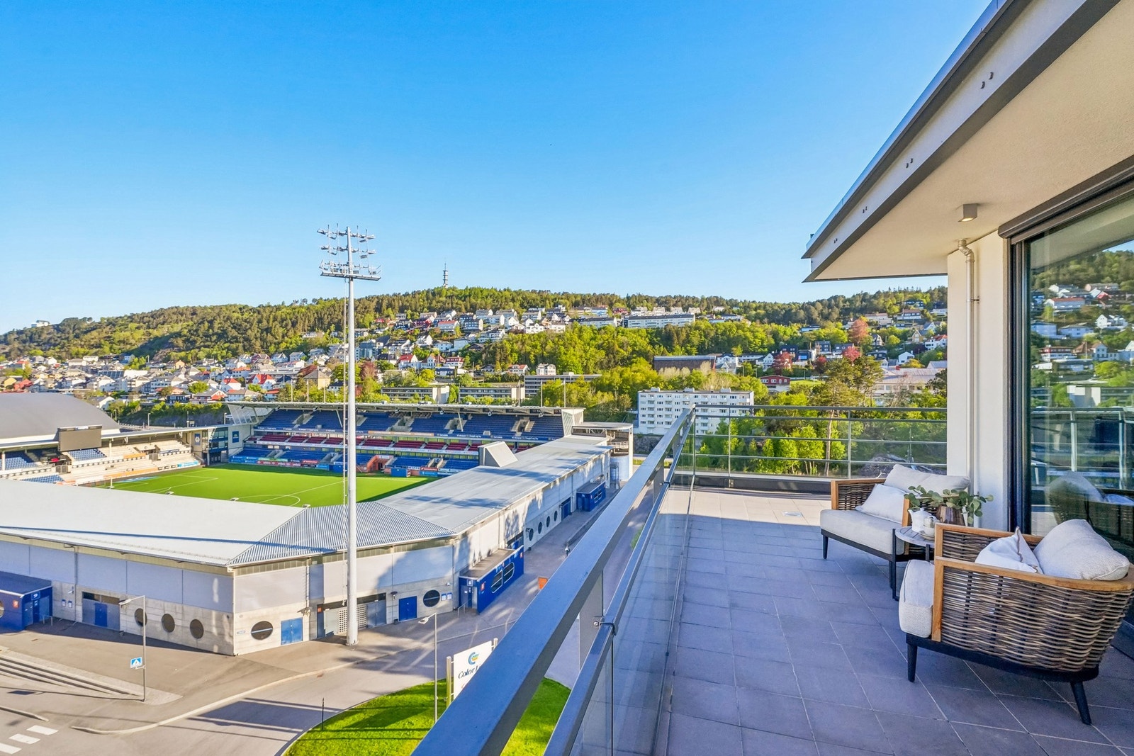 Fra terrassen har du utsyn over nærområdet, Color Line Stadion og bylandskapet, samtidig som den romslige utformingen gir god plass til avslappende stunder. Galleribilde