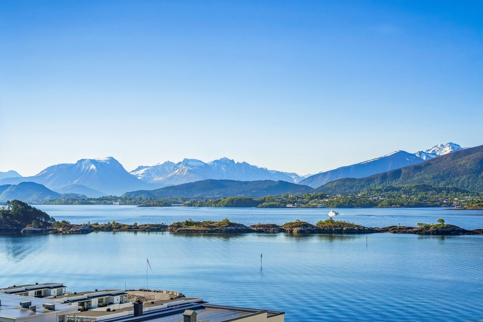 Utsikten er intet mindre enn spektakulær - med fjord, vakre holmer og imponerende Sunnmørsfjellpanorama som strekker seg så langt øyet kan se. Galleribilde
